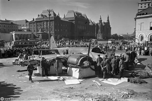 Сбитый фашистский бомбардировщик Ju 88. Площадь Свердлова. 1941, москва, прогулка