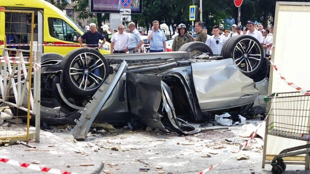 Пролетели три этажа: семья погибла при падении машины с парковки ТЦ в Краснодаре