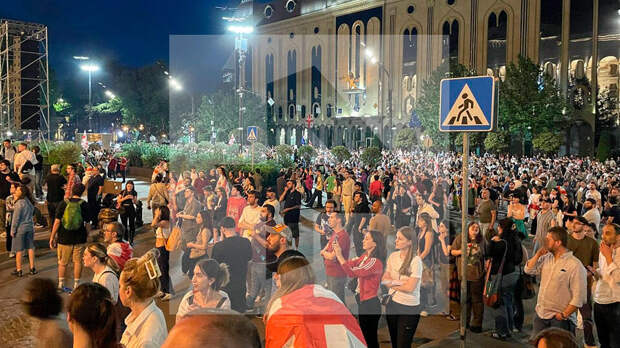 Спецназ в Тбилиси использовал перцовый спрей для разгона митингующих