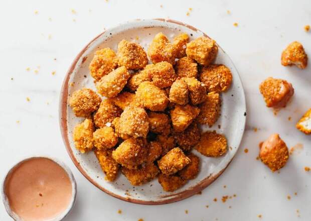 Попкорн из курицы. \ Фото: wearesovegan.com.