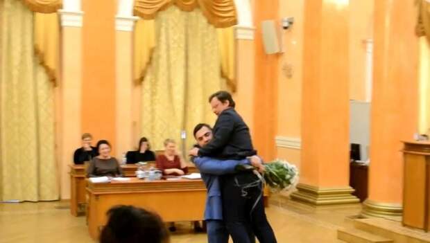 Зама Саакашвили вынесли с трибуны в Одессе (ВИДЕО) Зама Саакашвили вынесли с трибуны в Одессе (ВИДЕО)