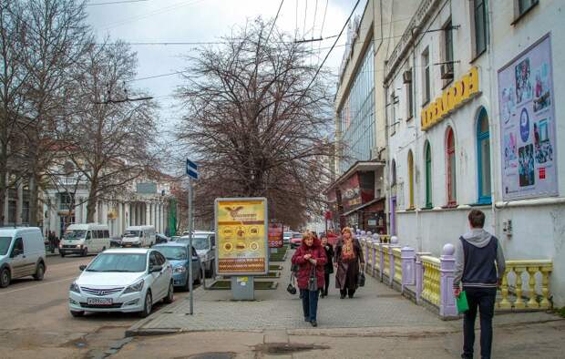 ID: 10632296 Дата съемки: 01.04.2015 Описание: Россия. Севастополь. Жители города на улице Фрунзе. Артем Геодакян/ТАСС