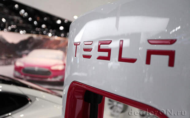 Лого Тесла (Tesla) и седан Тесла в Женеве