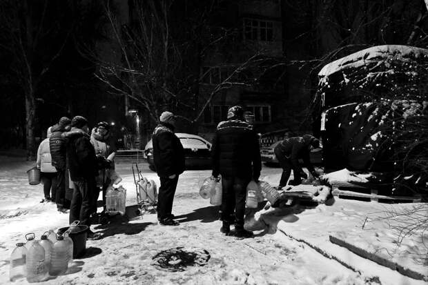 Краны сухие неделями, бочки пустеют за часы. В Донецке водный кризис вышел из-под контроля