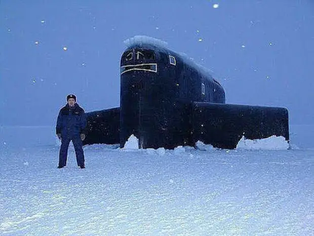 Всплытие подводной лодки в арктических льдах