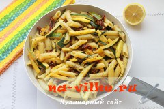 Паста с цукини и вялеными помидорами