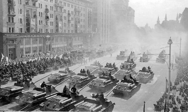 Самоходные артиллерийские установки движутся к Красной площади для участия в параде Победы, 1945 г.