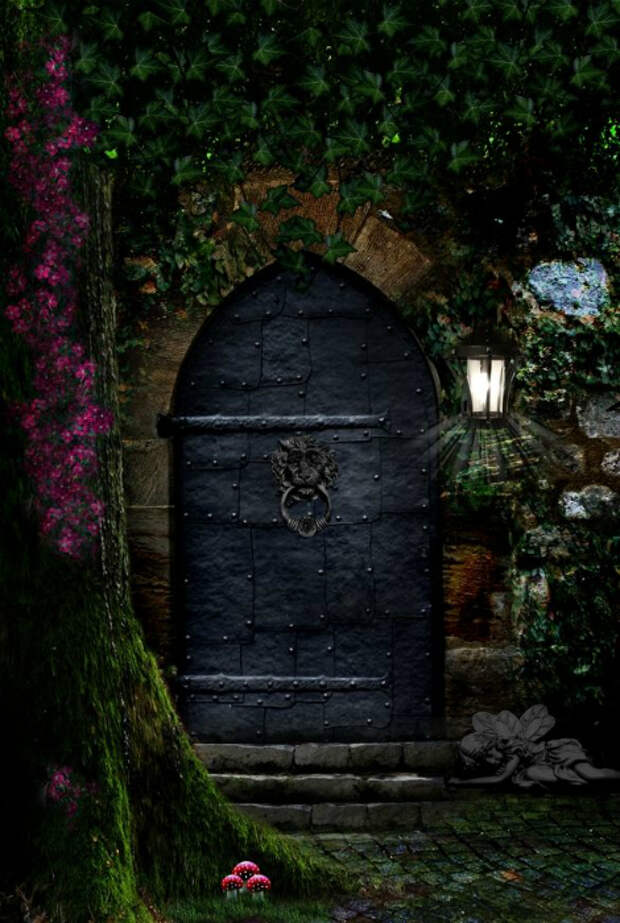 Массивная металлическая дверь, напоминающая вход в избушку ведьмы.