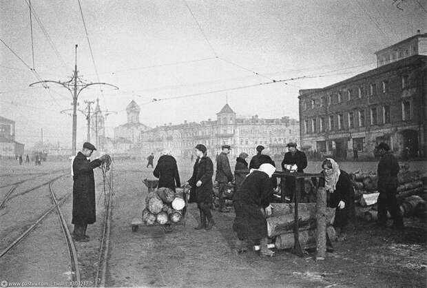 Москвичи запасают дрова на зиму. 1941, москва, прогулка