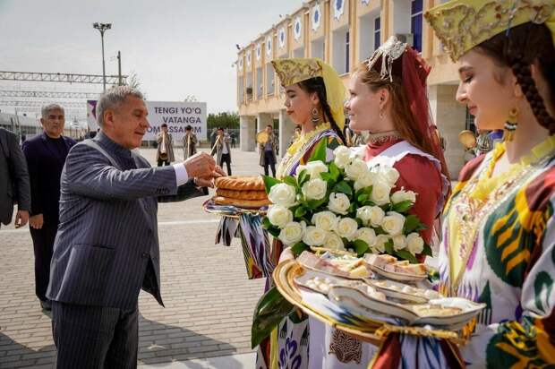 Рөстәм Миңнеханов эш сәфәре белән Үзбәкстанның Навои шәһәренә килде