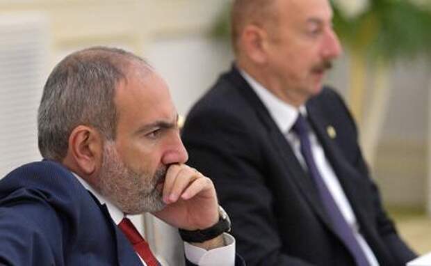 На фото: премьер-министр Армении Никол Пашинян и президент Азербайджана Ильхам Алиев (слева направо)