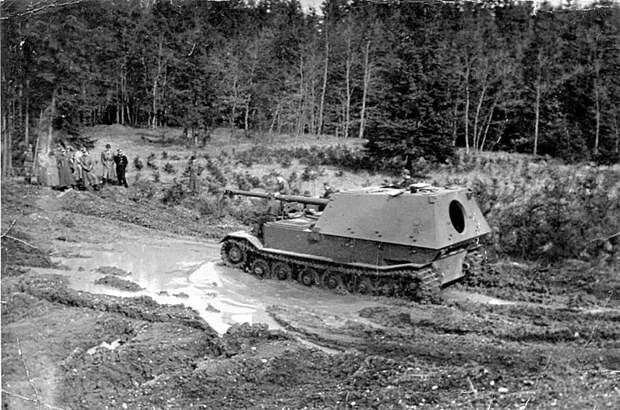 Самоходная артиллерийская установка класса истребителей танков вермахта «Фердинанд» (Sd.Kfz. 184) во время ходовых испытаний.Время съемки: 1943 Великая Отечественная Война, СССР, военная техника, германия
