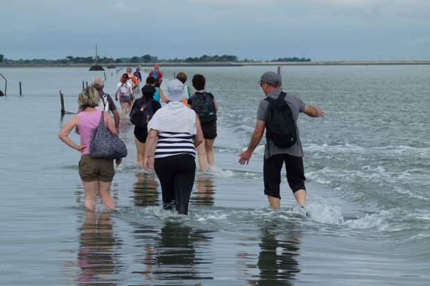 Дорога, дважды в сутки уходящая под воду вода, дорога