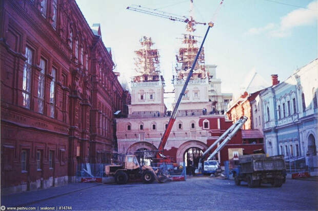 Перед Красной площадью восстанавливают разобранные в 1931 году Воскресенские ворота. Перед Красной площадью восстанавливают разобранные в 1931 году Воскресенские ворота. 90-е, москва, фотографии
