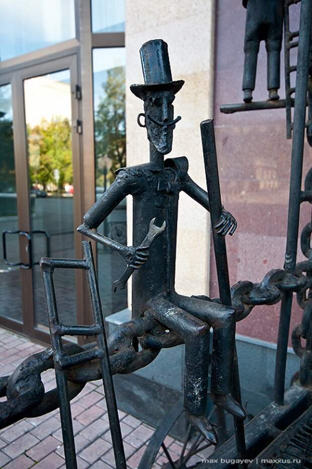Фргмент скульптуры Трон в Новосибирске. Фото