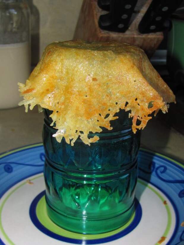Рецепт с фото - Сырные корзиночки: положить сыр на стакан и прижать края