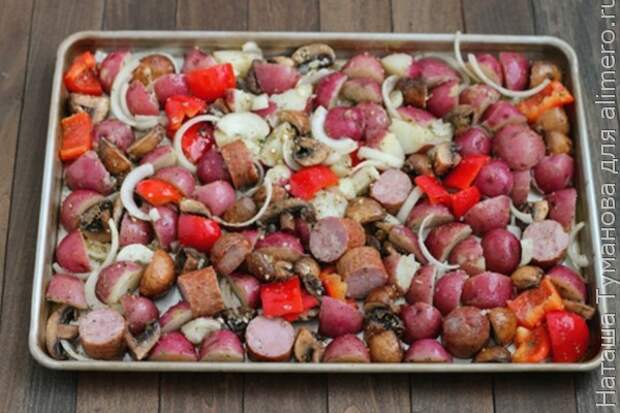 ЗАПЕЧЕННЫЙ КАРТОФЕЛЬ С КОЛБАСОЙ И ПЕРЦЕМ ЗАПЕЧЕННЫЙ КАРТОФЕЛЬ С КОЛБАСОЙ И ПЕРЦЕМ