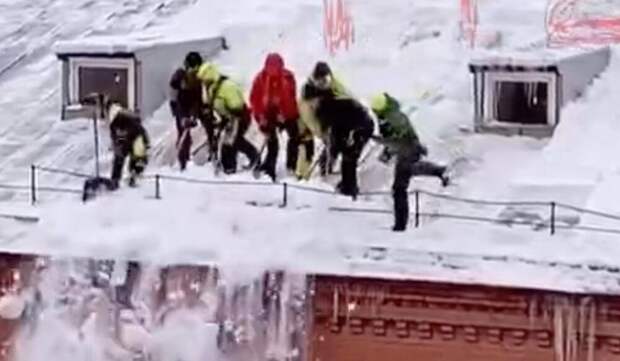 В Москве мужчины чистили крышу без всякой страховки