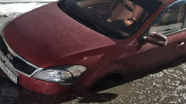 В Бийске машина провалилась в огромную яму в асфальте