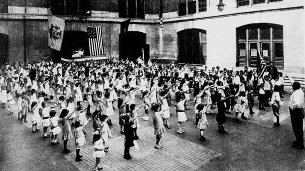 6. Американские школьники приветствуют государственный флаг США, выполняя "салют Беллами", 1915 год век, мир, прошлое, снимок, событие, странность, фотография