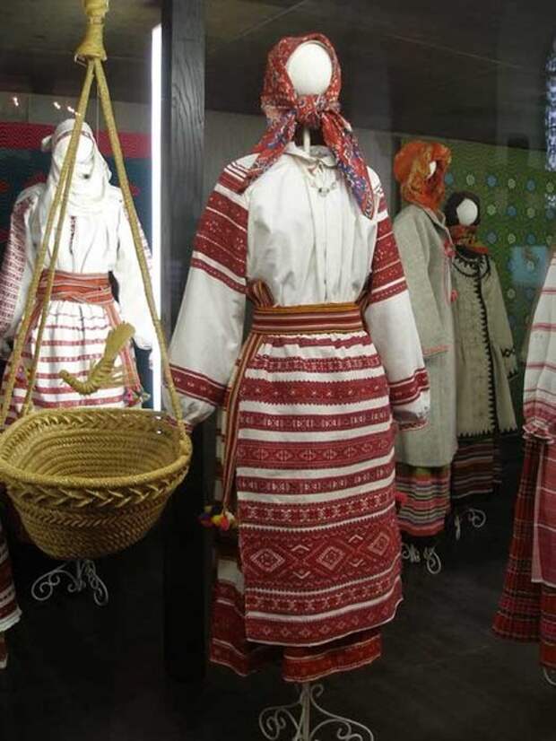 Русский быт одежда. Белорусы Национальная одежда 19 век. Традиционный белорусский костюм. Белорусский народный костюм. Белорусский народный костюм женский.