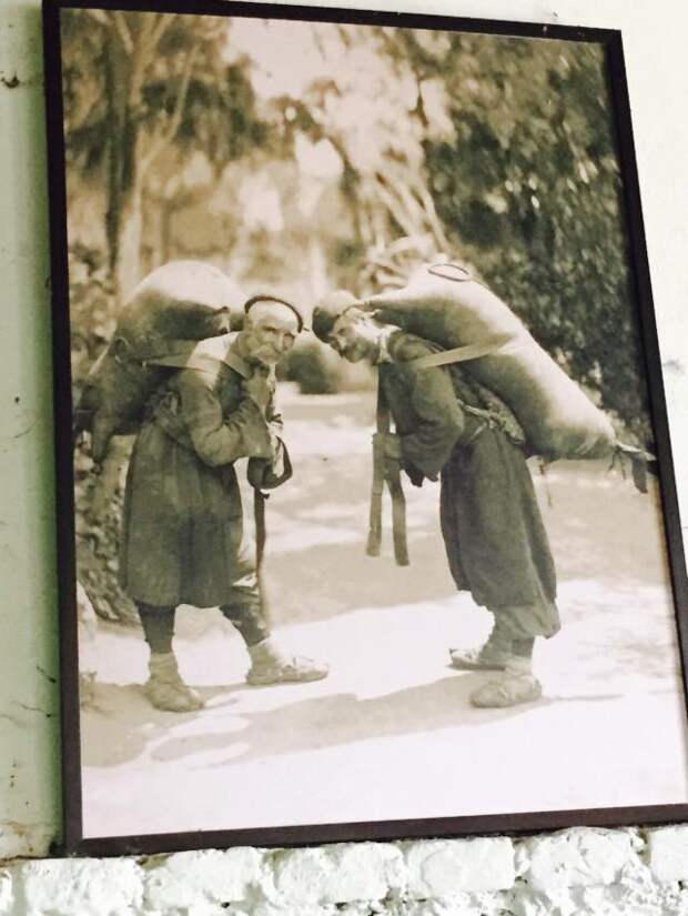 На фото два старика несут бурдюк Киндзмараули, вино, грузия, факты