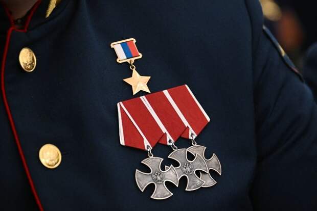 Белоусов вручил героям СВО медали «Золотая Звезда» и именное оружие