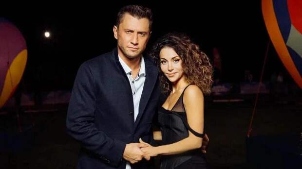 Брутян показала, как Прилучный развлекается в море с ней, пока Муцениеце одна