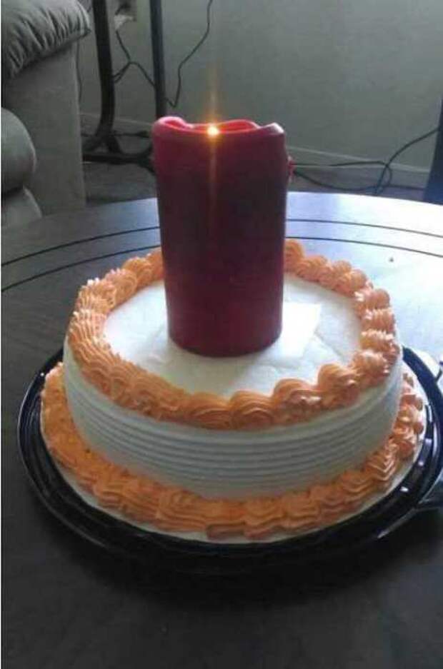 Этот человек, скорее всего, не догадывается о существовании специальных свечей для тортов.