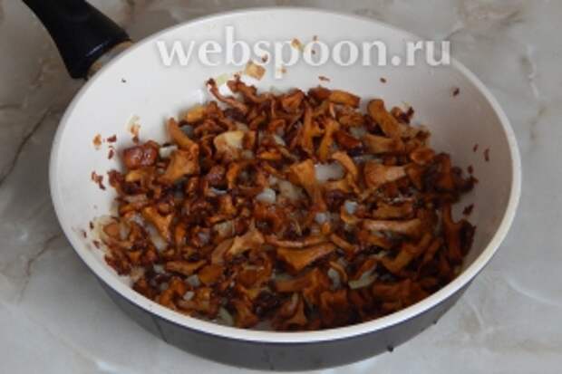Грибы готовы — сливаем лишнее масло.