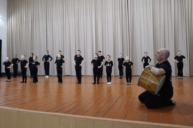 В Абадзехском доме культуры для юных танцоров прошел урок по адыгейскому танцу