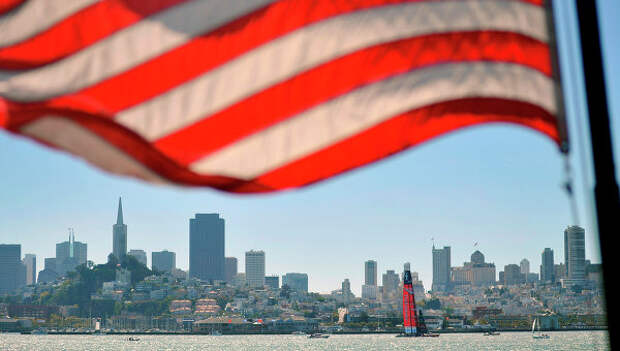 Флаг США на фоне панорамы Сан-Франциско