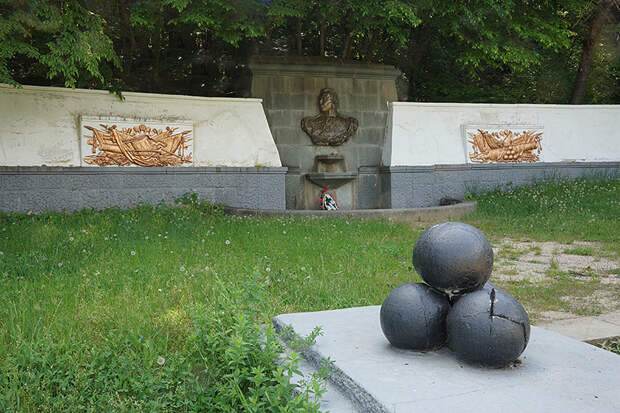 Памятник-фонтан Кутузову в Алуште