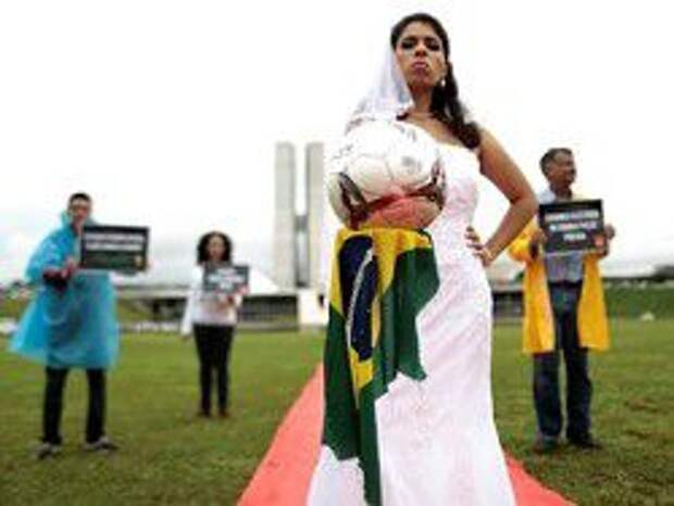 Новость на Newsland: В Сан-Паулу на футбольном стадионе поженились 400 пар бедняков