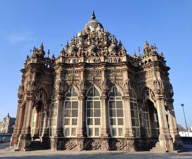 Издалека Mahabat Maqbara действительно напоминает величественный европейский храм, поражающий воображение роскошным декором и обилием колонн (Джунагадх, Индия). | Фото: commons.wikimedia.org. Издалека Mahabat Maqbara действительно напоминает величественный европейский храм, поражающий воображение роскошным декором и обилием колонн (Джунагадх, Индия). | Фото: commons.wikimedia.org.