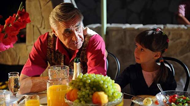 «Мирра поздравляет его каждый год»: звезда «Сватов» Анатолий Васильев разорвал связи с сыном и внуками