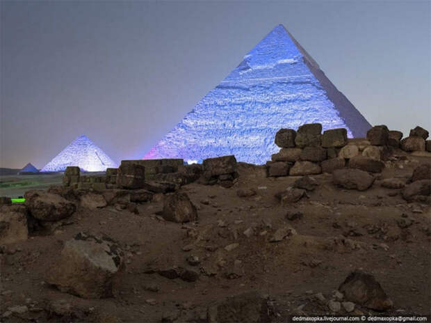 После закрытия комплекса, руферы еще около 5 часов прятались от охранников, ожидая подходящего момента, чтобы забраться на вершину. Согласно законам Египта, проникновение на пирамиды грозит тюремным сроком от 1 до 3х лет.