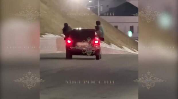 Водитель катал подростков на дверях авто возле Казанского кремля