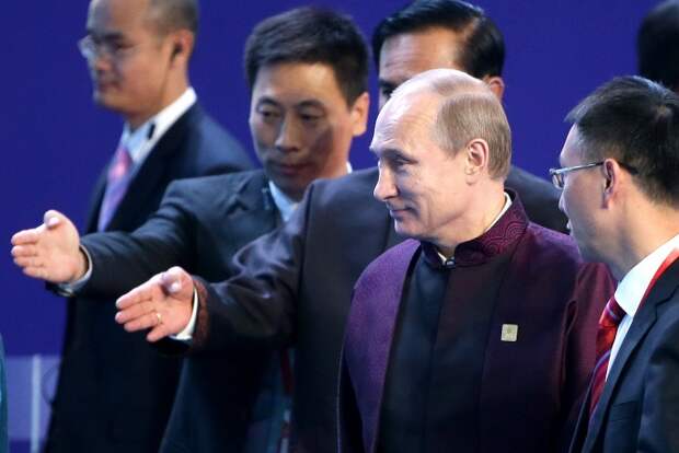 Владимир Путин перед торжественным приемом от имени председателя Китайской Народной Республики Си Цзиньпина и Пэн Лиюань