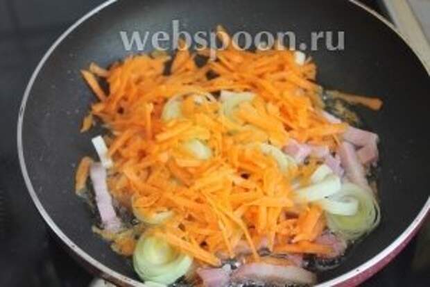 добавить морковь. В заправку добавить пару ложек бульона, так вкус супа будет мягче, и это не вызовет изжогу. Если предпочитаете зажаренную заправку, то бульон добавлять не нужно.
