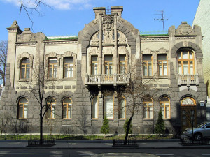 Говорят, что в этом доме и сейчас темными ночами ходит тень безутешной вдовы.