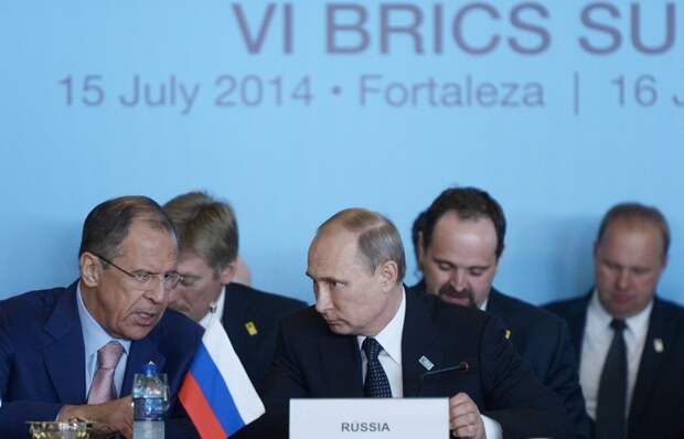 Министр иностранных дел РФ Сергей Лавров и президент России Владимир Путин во время встречи лидеров БРИКС, 2014 год