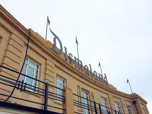 Добро пожаловать в Dismaland, самый мрачный парк аттракционов от Banksy (18 фото)