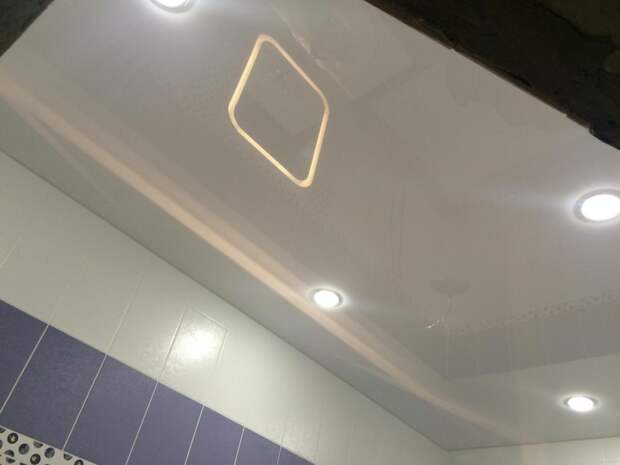 Потолок в ванной, потолок с подсветкой, точечные светильники