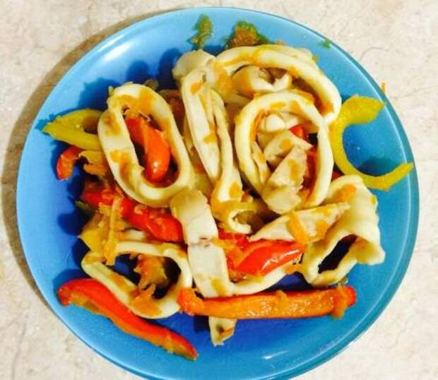 Тушеные кальмары с овощами