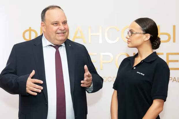 Ректор Финансового университета Станислав Прокофьев и Валя Карнавал. Фото: пресс-служба Финансового университета
