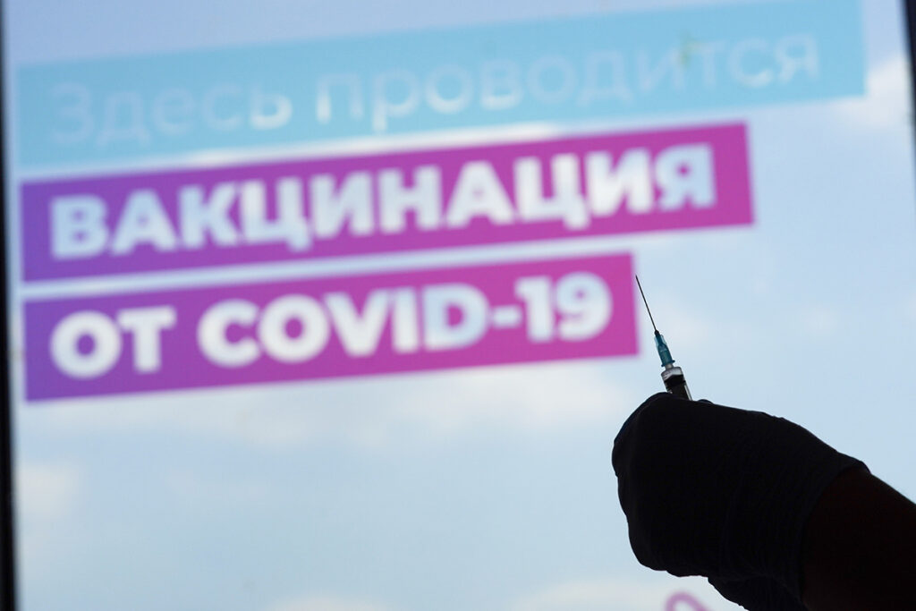 Люди подрались в очереди на прививку в Петербурге