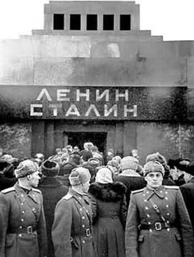 Вынос тела Сталина из Мавзолея, 1961 год.jpg