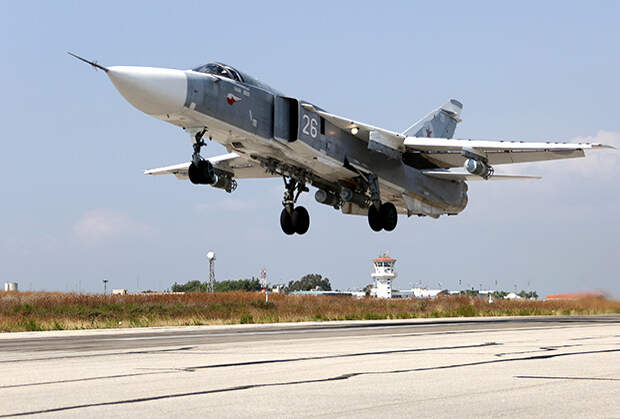 Сирия. Латакия. 4 октября 2015 года. Российский самолет Су-24 на авиабазе Хмеймим