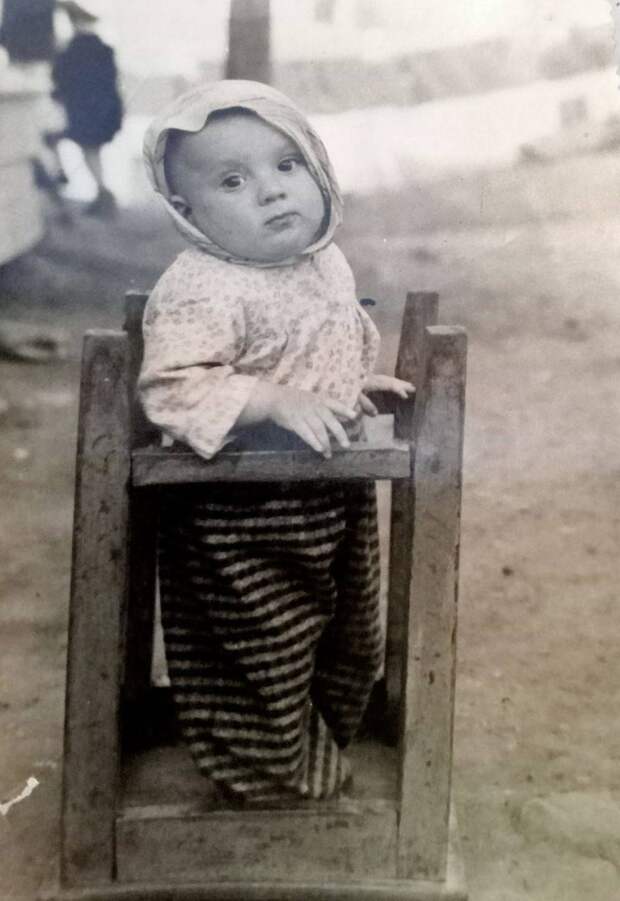 1950 год, лето. Мне скоро 1 (один) год. Прислал «Александр Радченко».jpg 1950 год, лето. Мне скоро 1 (один) год. Прислал «Александр Радченко».jpg